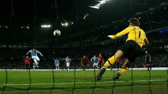 Bàn thắng đầu tiên của Tevez vào lưới Man Utd trong trận bán kết Carling Cup 2009.